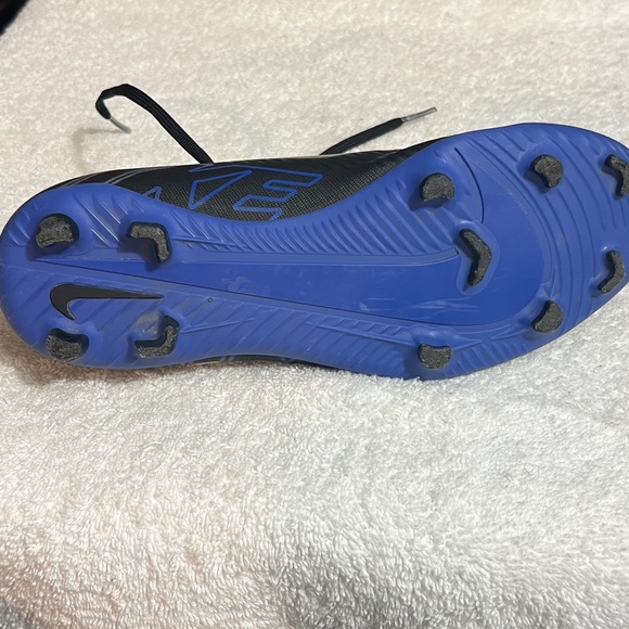 Nike Boy’s Black and Blue Soccer Athletic Shoes - Picture 8 of 8